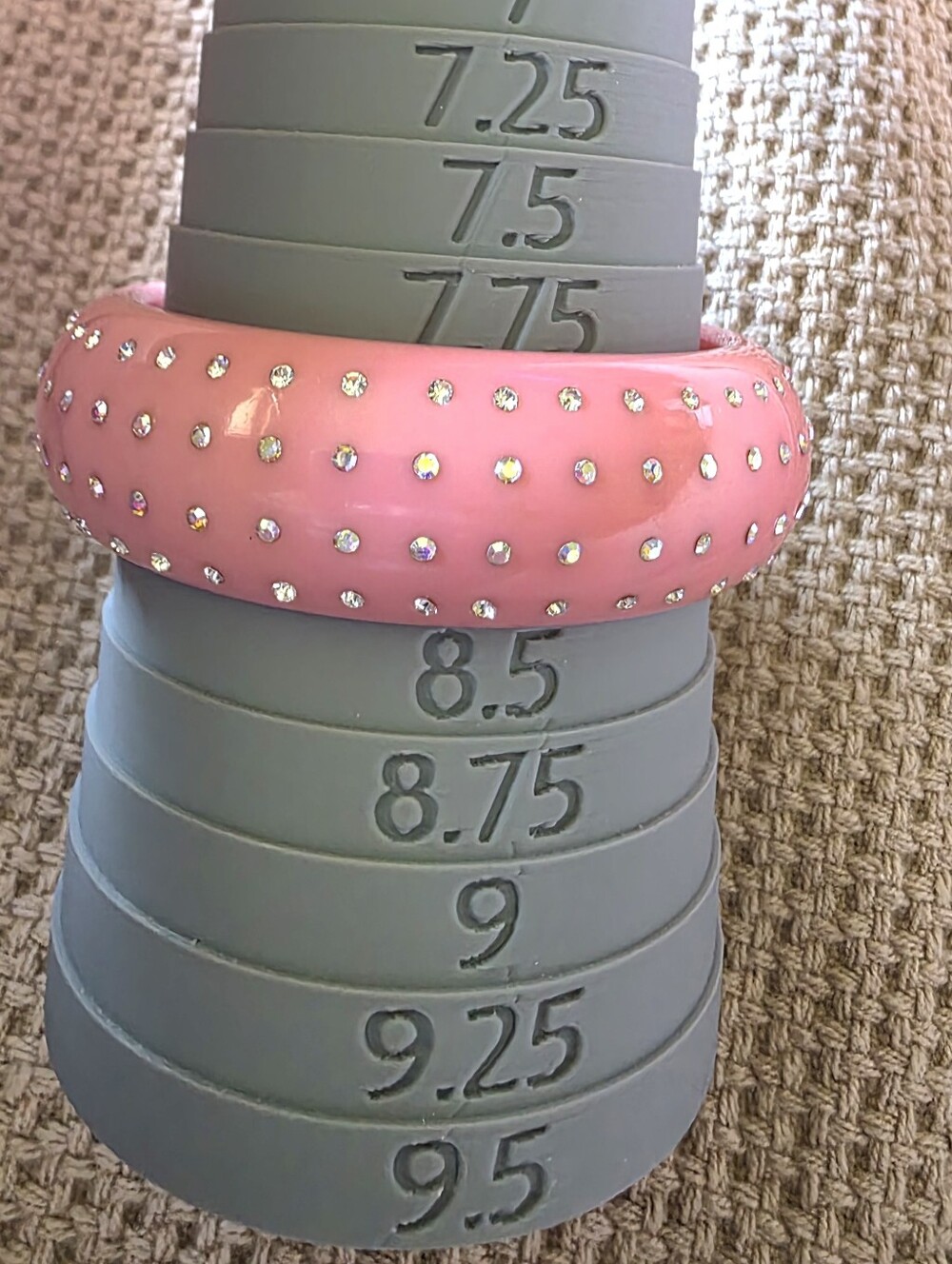 Vintage-style pink lucite bangle - Picture 2 of 3
